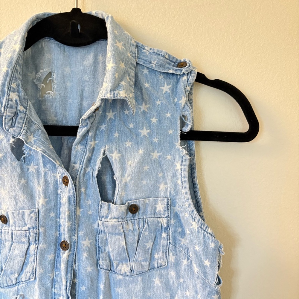 lei | Distressed Sleeveless Button Down with Stars | Size Small - Picture 4 of 7